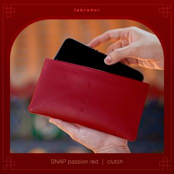 SNAP passion red clutch